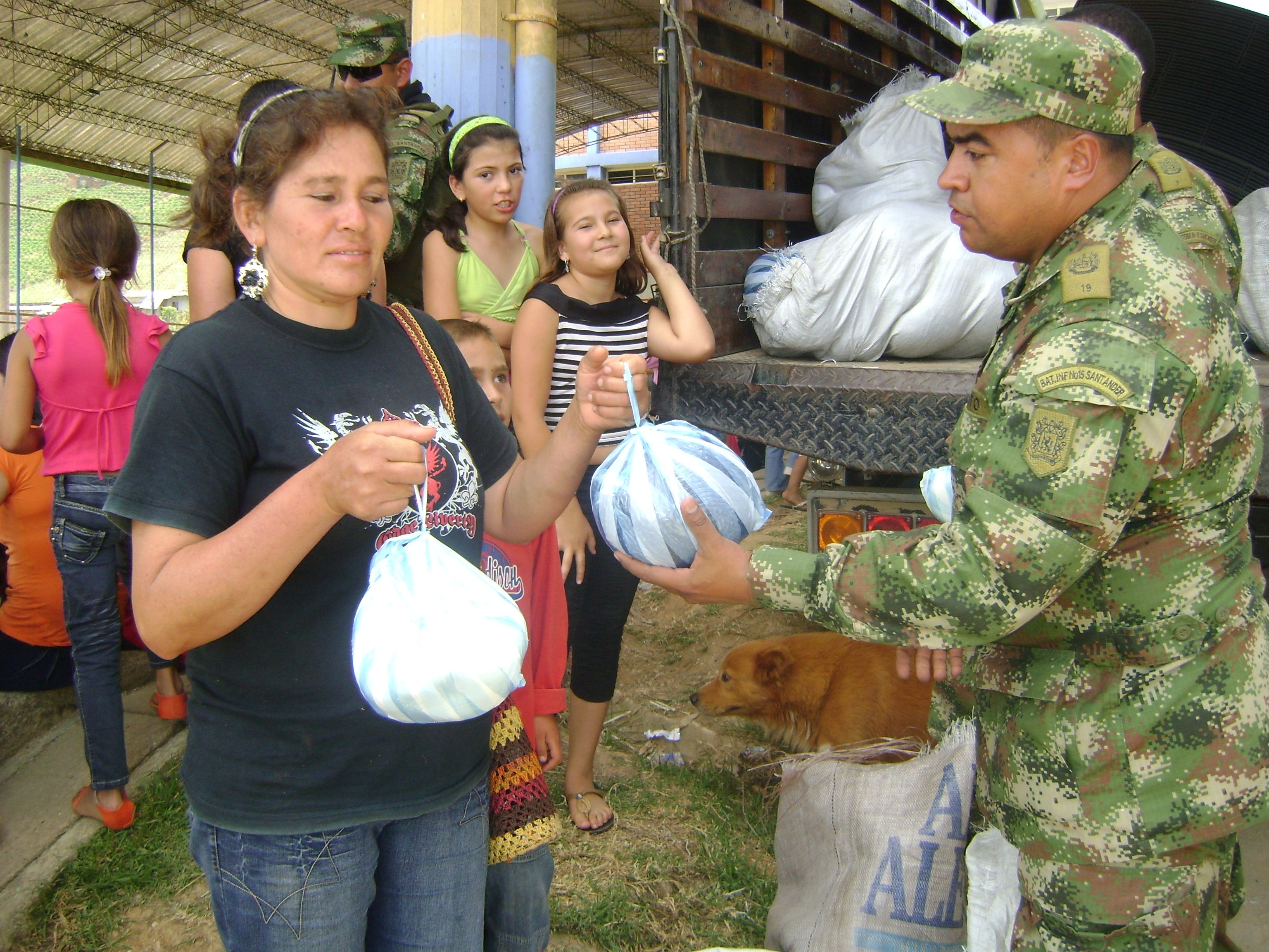 Ejército y Cruz Roja llevan ayudas a damnificados del invierno