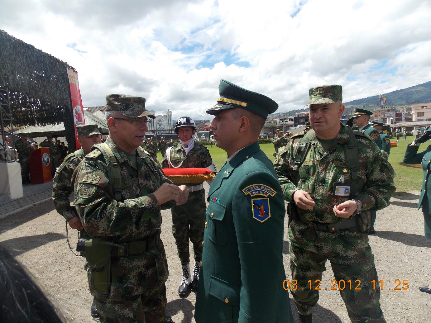 Comandante de la Tercera División condecora a militares