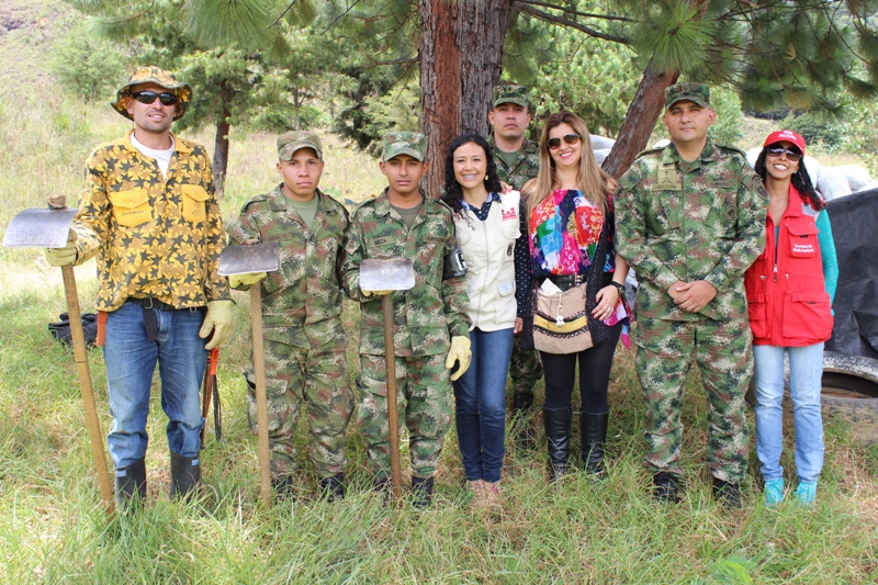 Soldados bachilleres realizan labores de reforestación para revivir zona natural de la Base Cerro Medellín