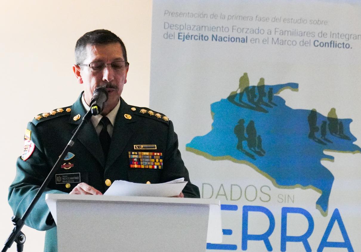 Ejército Nacional acompañó la entrega del primer informe sobre el delito de despojo de tierras a integrantes de la Fuerza Pública