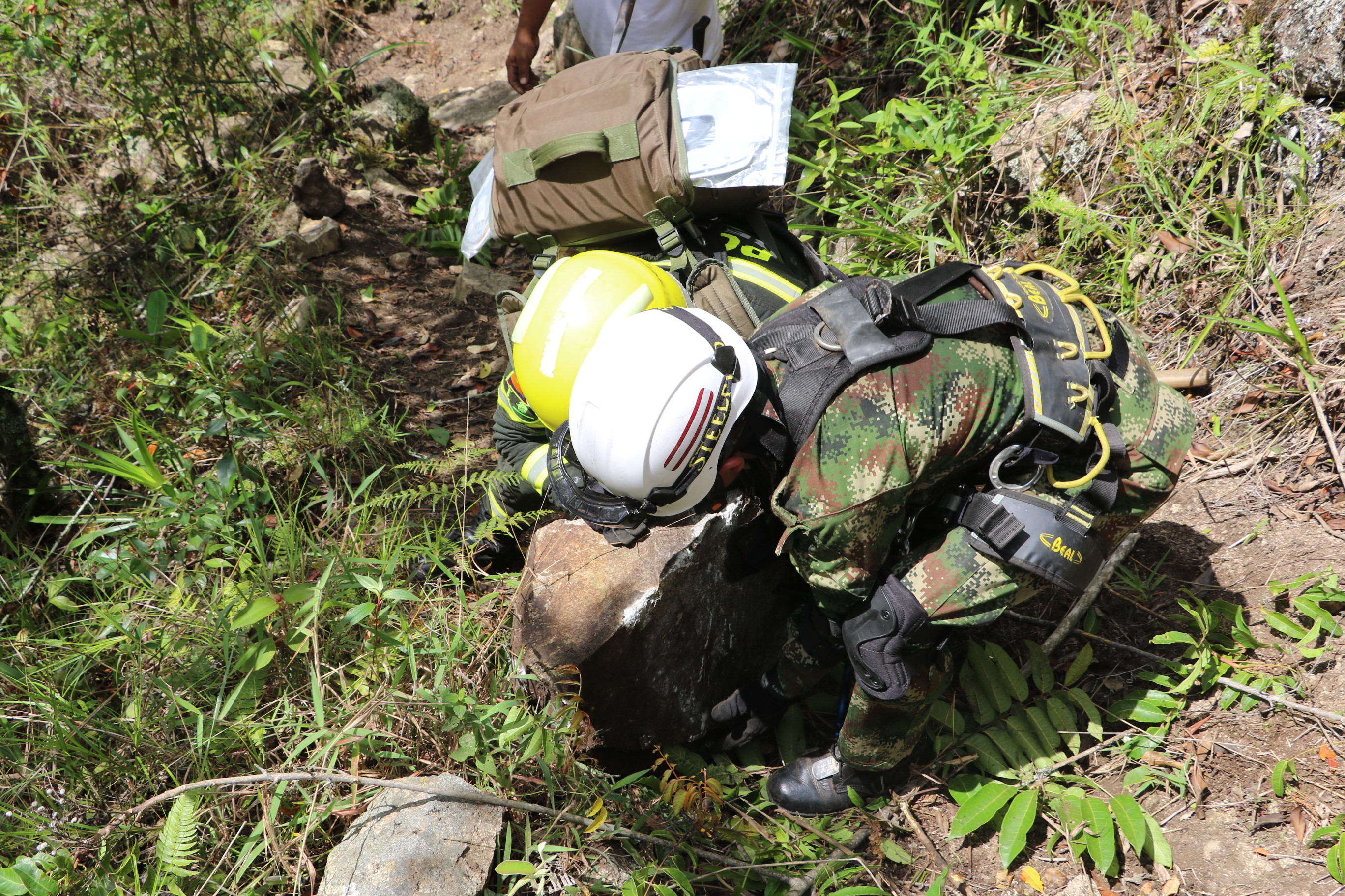 Ingenieros Militares removieron material rocoso que representaba un riesgo sobre vía de Santa Bárbara