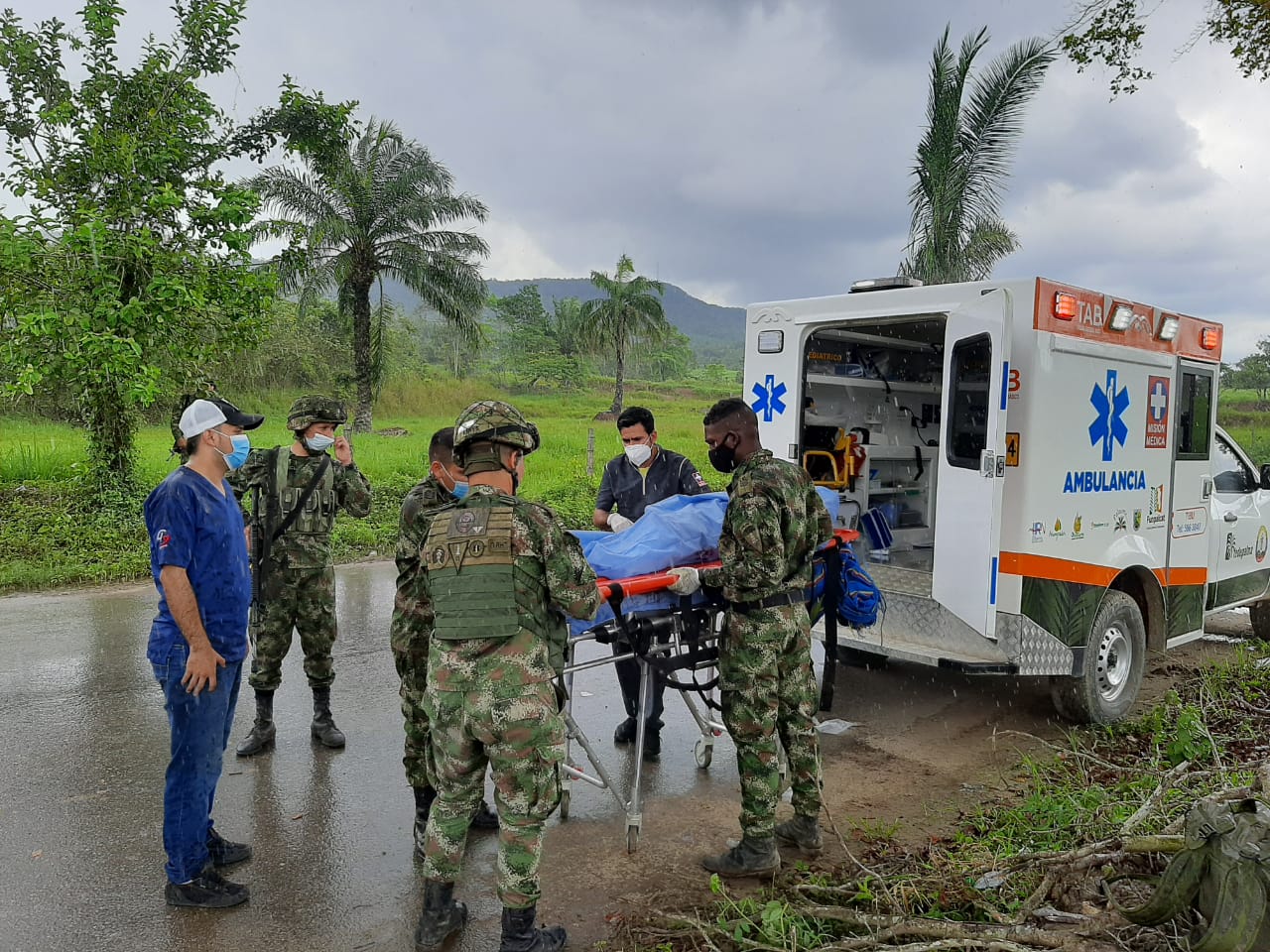 Ejército brinda ayuda humanitaria a dos personas, entre los cuales había un menor de edad, víctimas de un artefacto explosivo