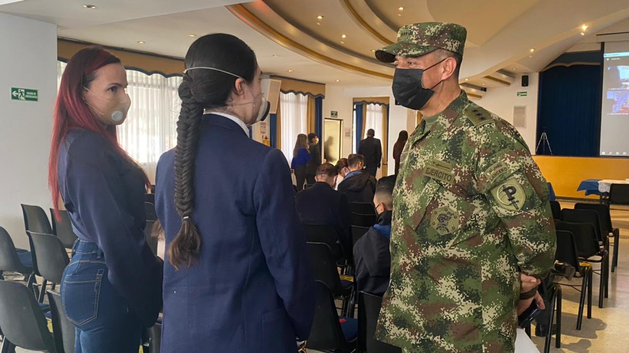 Entrega de apoyos educativos a las familias beneficiadas de los Liceos del Ejército Nacional y colegios privados.