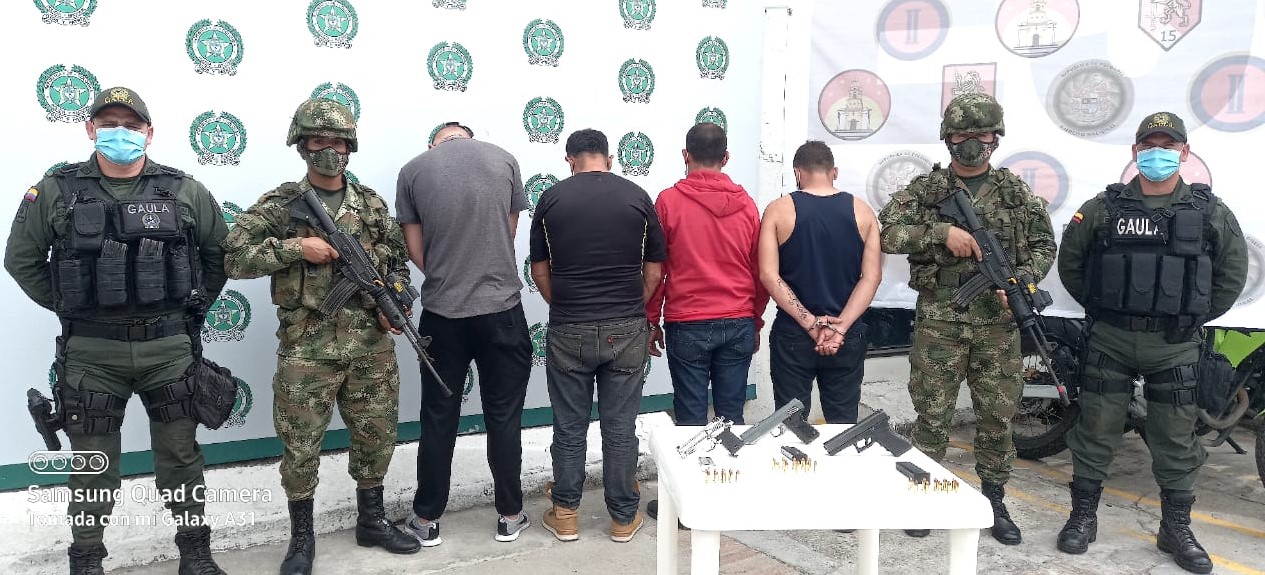 En flagrancia, capturados cuatro sujetos, al parecer extorsionistas.