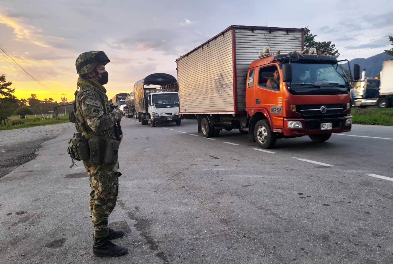 Luego de casi 13 horas de bloqueos, Ejército Nacional articuló acciones para garantizar el flujo vehicular en la Ruta del Sol, sobre el municipio de San Alberto, Cesar