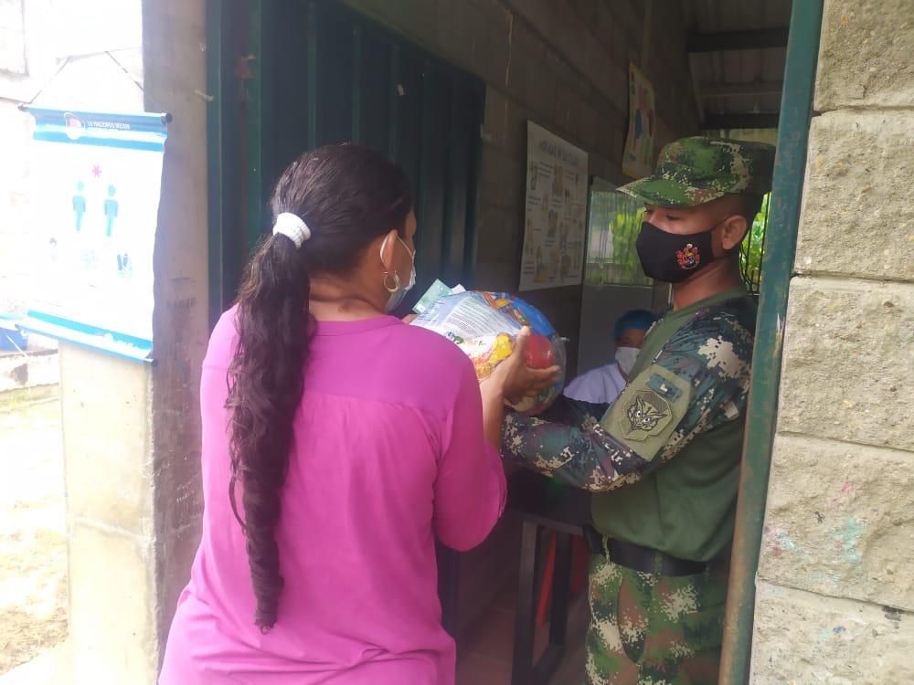 Ejército Nacional e ICBF entregaron mercados en Astrea, Cesar