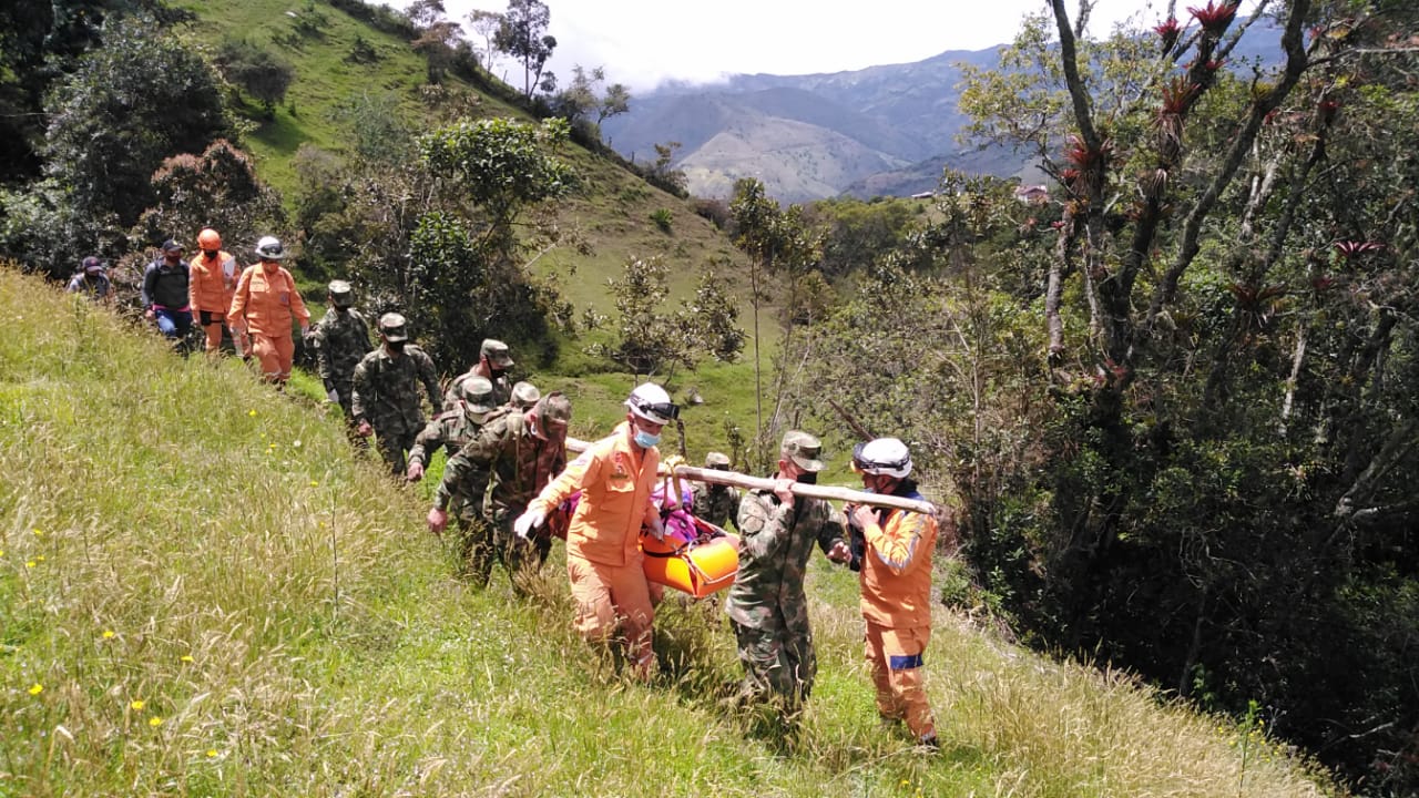 Ejército Nacional evacúa adulto mayor