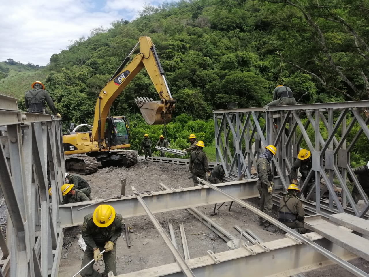 Soldados instalaron puente militar que conecta dos provincias de Santander, incomunicadas desde el año anterior por la fuerte ola invernal