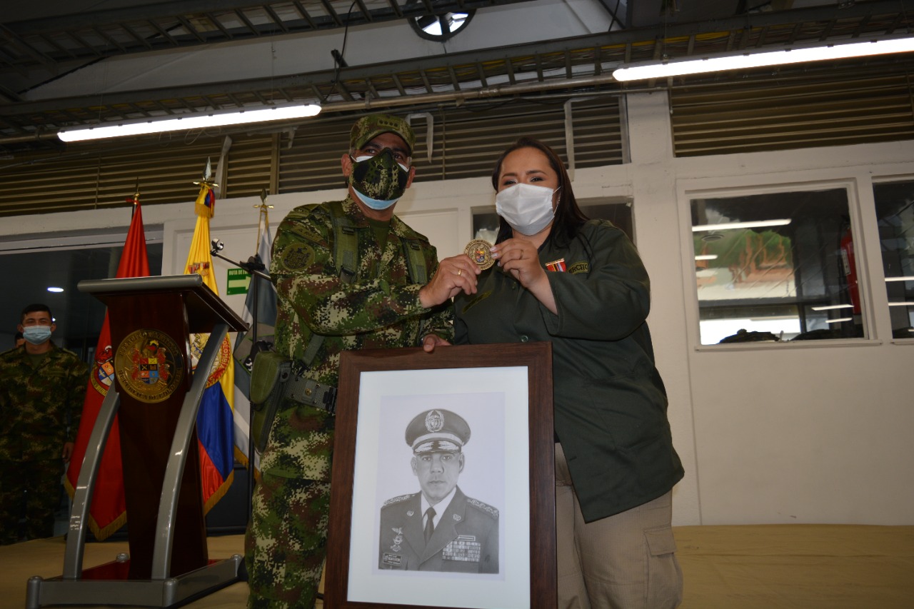 Muestras de inmenso aprecio recibió el señor General Comandante del Ejército Nacional al imponer la medalla "Fe en la Causa" a un personal del Batallón de Intendencia N°1 "Las Juanas".