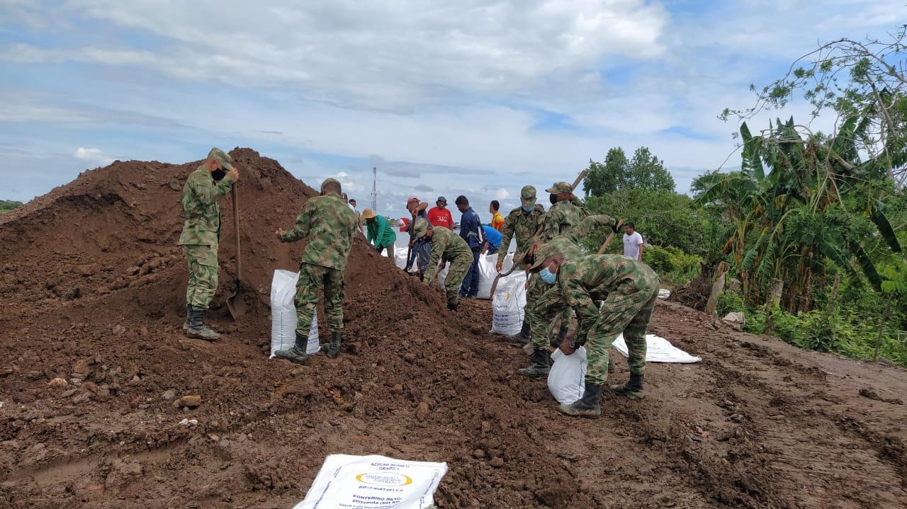 Ejército Nacional apoya a la población de Achí y Puerto Pajón, afectada por desbordamiento del río Cauca