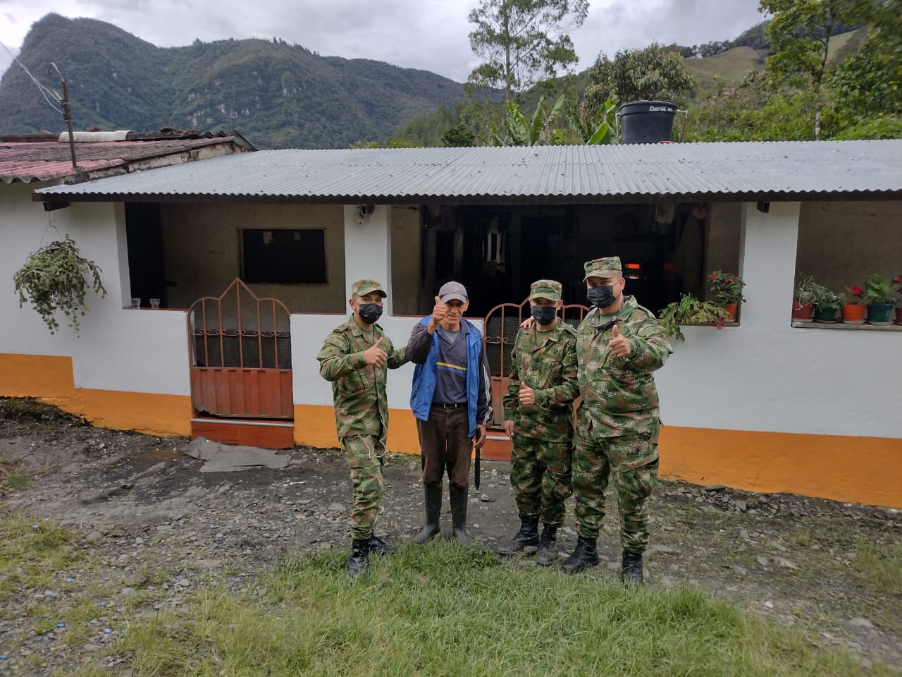 Ejército lidera proyecto pintando viviendas en Cundinamarca