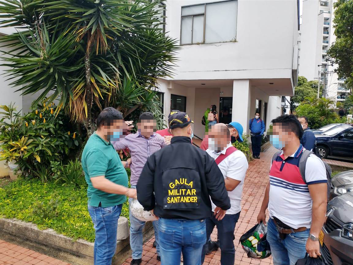 En tiempo récord: dos sujetos capturados en flagrancia, mientras recibían una extorsión de ocho millones de pesos