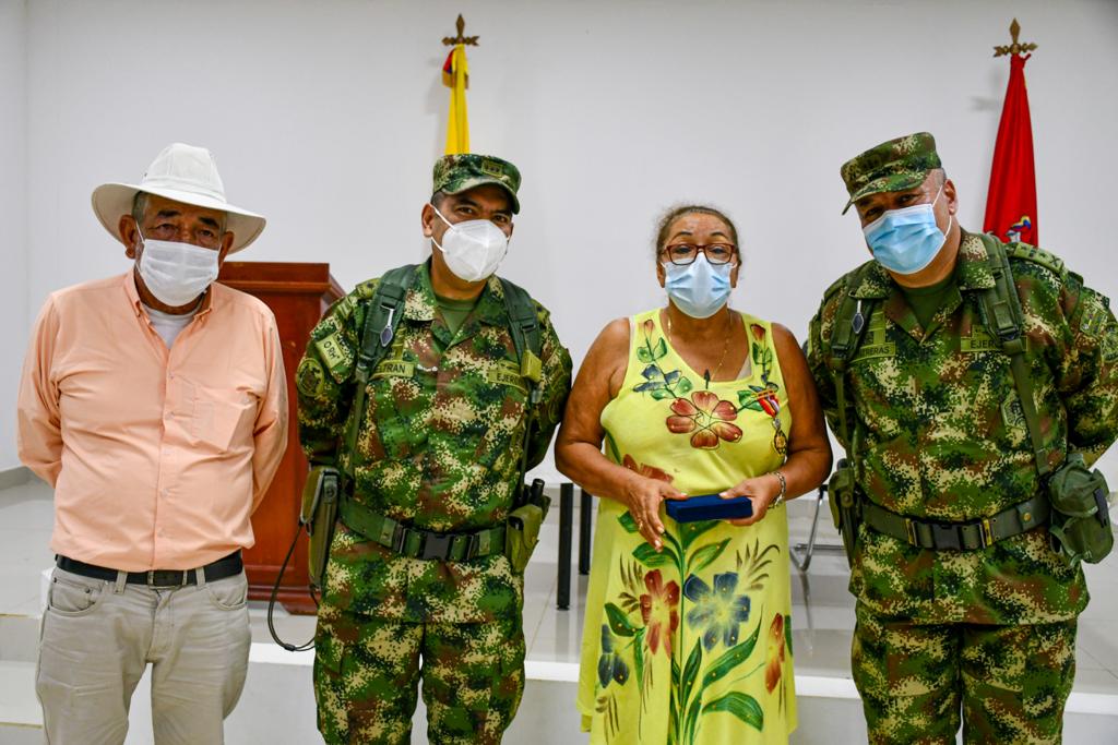 Ejército condecoró a enfermera que auxilió a militares y policías de la Toma de Mitú