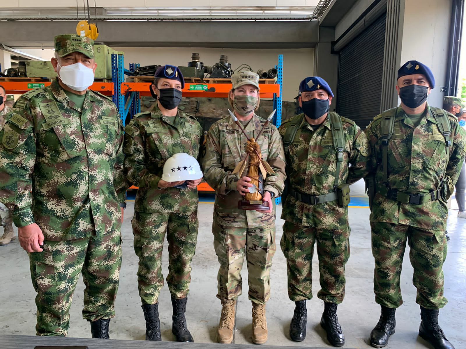 Visita de la primera mujer General al frente del Comando Sur del Ejército de los Estados Unidos a la Brigada de Apoyo Logístico N°2 en Apoyo Directo