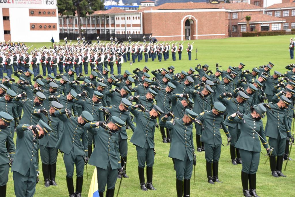 284 alféreces recibieron el sable como símbolo del mando y compromiso por Colombia