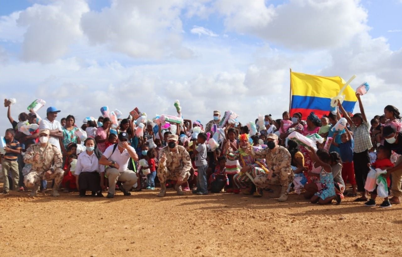 El Ejército Nacional y la Fundación Finsocial entregan regalos en Punta Gallinas, extremo norte de Colombia