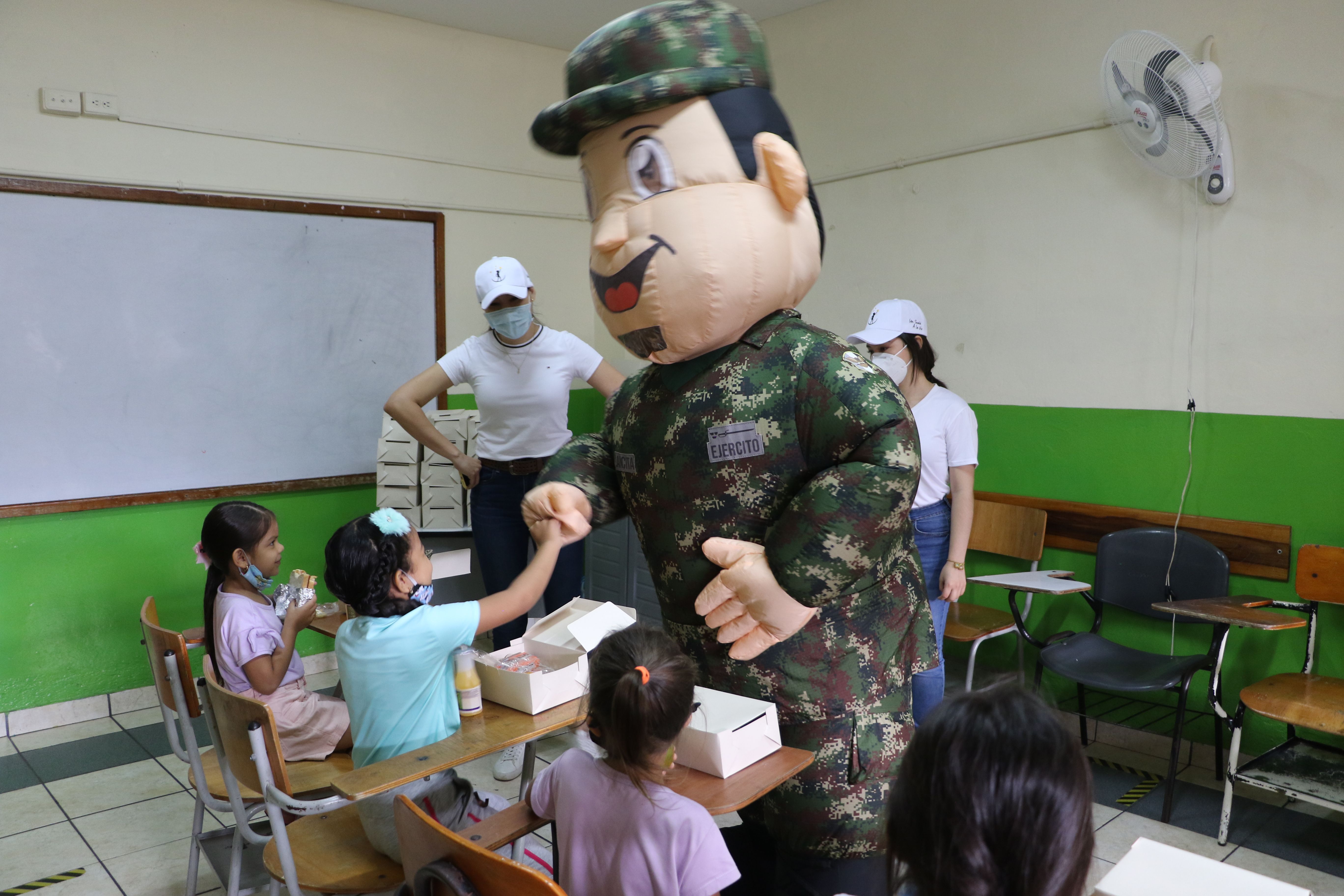 En Bucaramanga, 300 niños y sus familias disfrutaron de un desayuno navideño