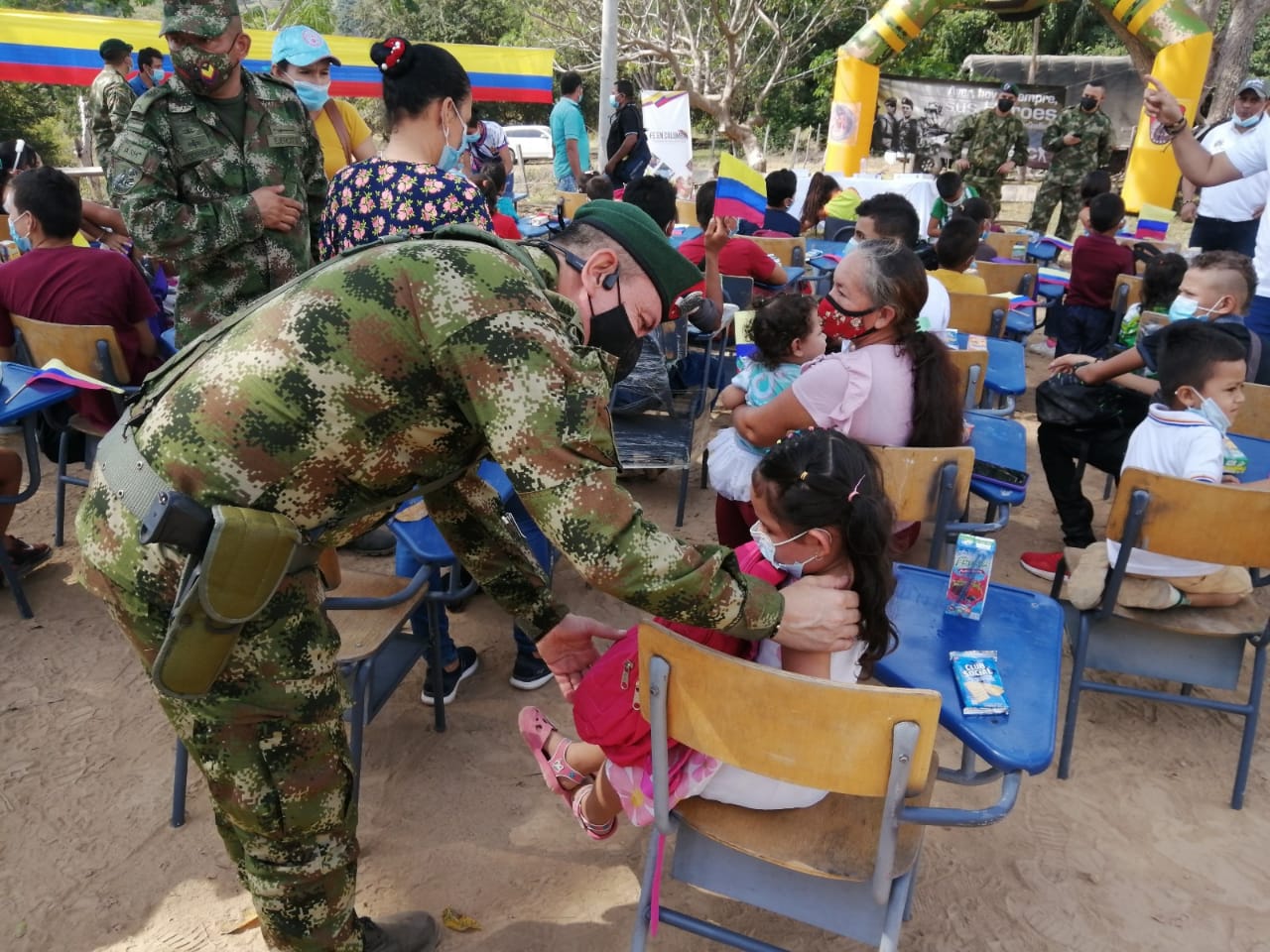 Ejército Nacional entregó sillas y kits escolares en Simití
