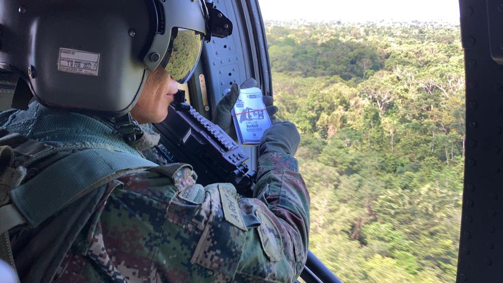 Con perifoneo aéreo y envío de volantes, tropas de la Fuerza de Tarea Vulcano, impulsan la campaña de desmovilización a los integrantes de los Grupos Armados Organizados