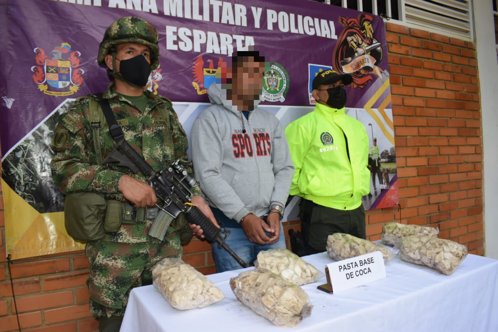 Capturado un terrorista en flagrancia por el Ejército Nacional, portando 11 kilogramos de pasta base de coca