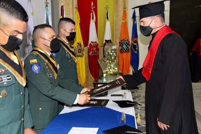 Suboficiales del Ejército Nacional alcanzan su sueño profesional en la EMSUB
