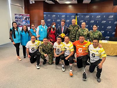 El Ejército Nacional y la organización de víctimas FUNVIDES entregan a la JEP el informe Caminando hacia la paz , Verdad y Dolor