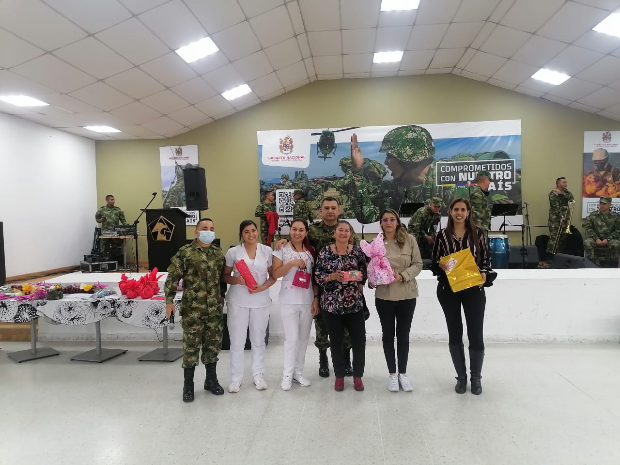 El Batallón de Sanidad celebra el día de las madres y día de la enfermera.