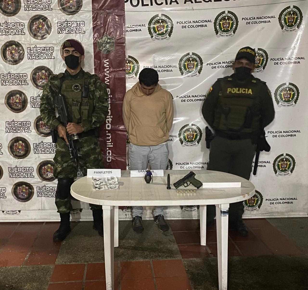 Capturado con panfletos extorsivos, una granada de fragmentación y arma traumática con munición
