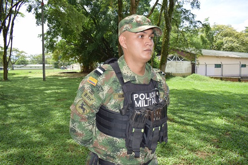 El soldado Rendón recibe título de abogado mientras sirve a su patria
