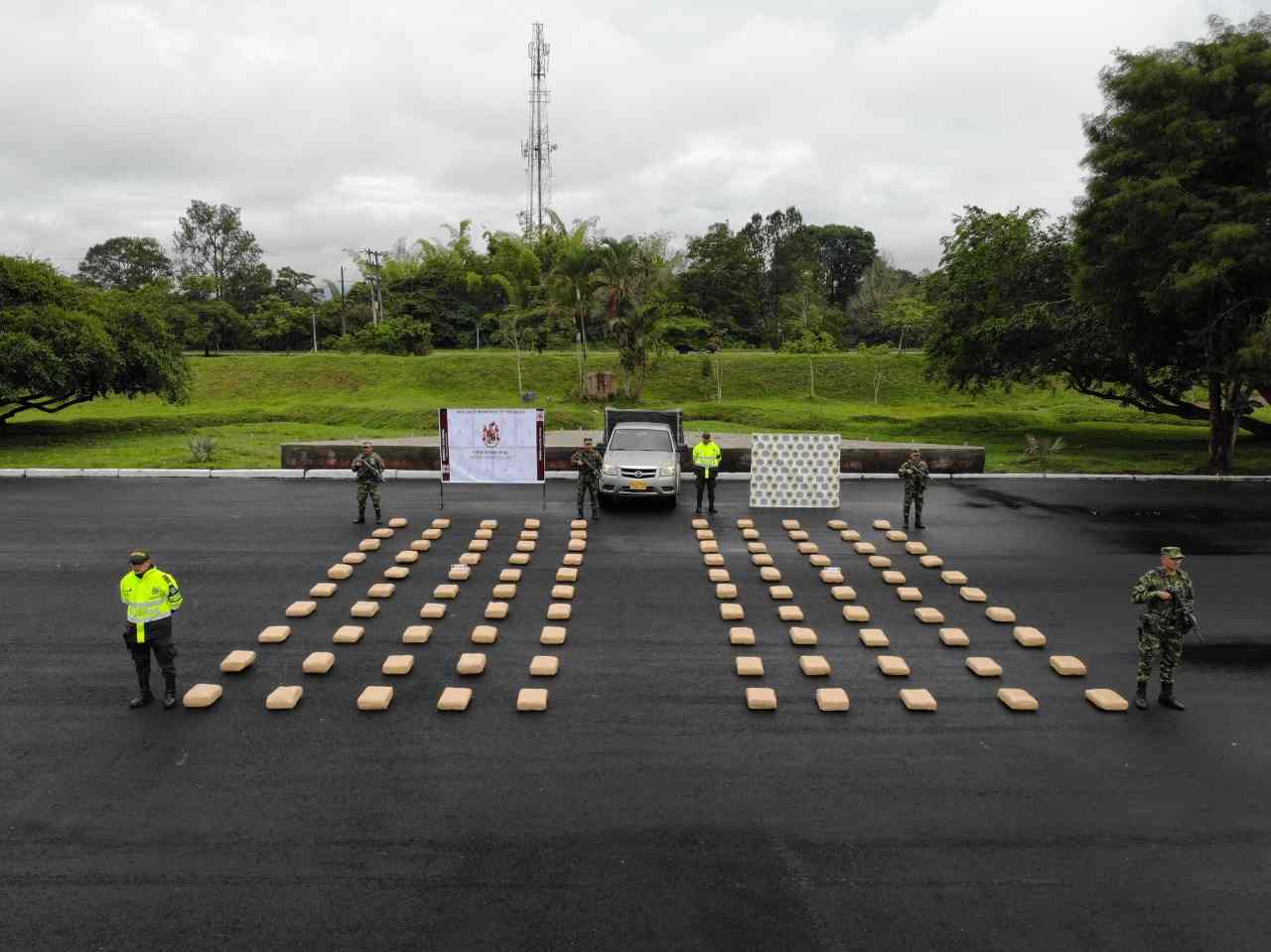Ejército y Policía incautan más de media tonelada de estupefacientes en carreteras del Huila