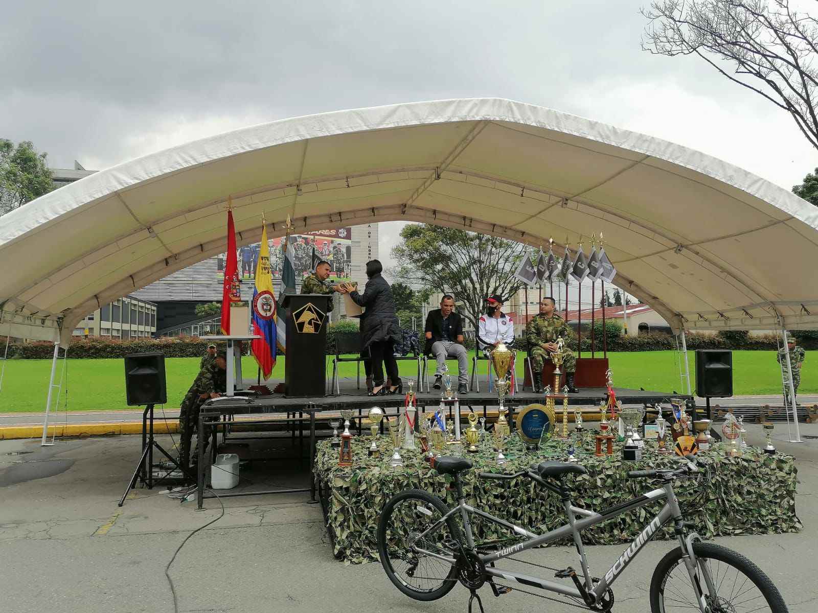 El Batallón de Sanidad recibe al SLP R Juan José Florián, Ciclista Parachycling Movistar Team.