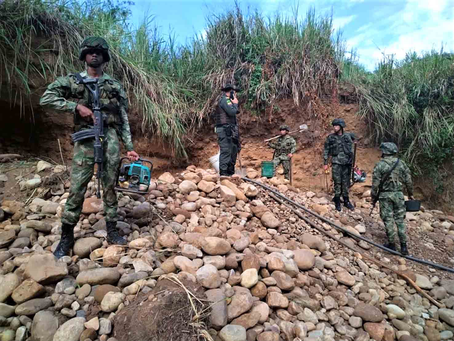 En Santander, Ejército Nacional logró 27 capturas en flagrancia por explotación ilícita de yacimientos mineros