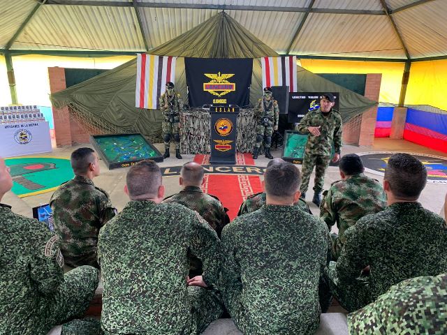 Futuros tenientes coroneles de las FF.MM admirados del entrenamiento militar
