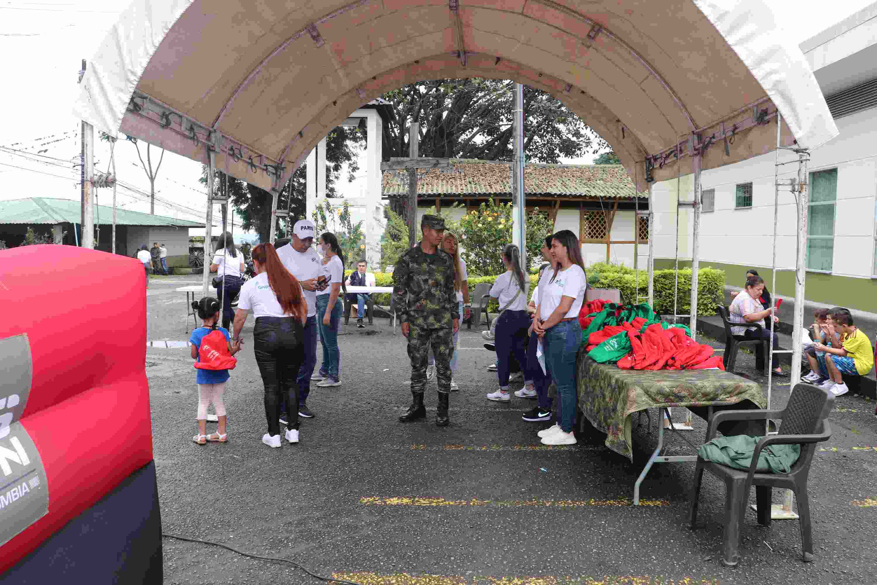 Ejército Nacional apoya campaña donde niños cambian juguetes bélicos por kits escolares
