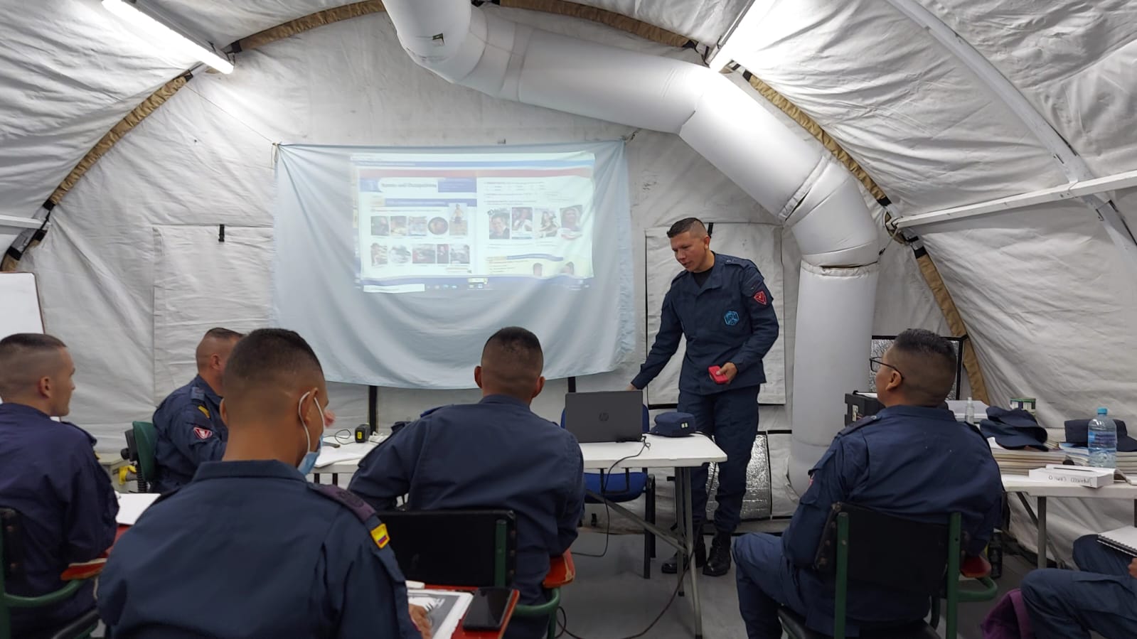 Soldado desminador le enseña a sus lanzas, el idioma universal