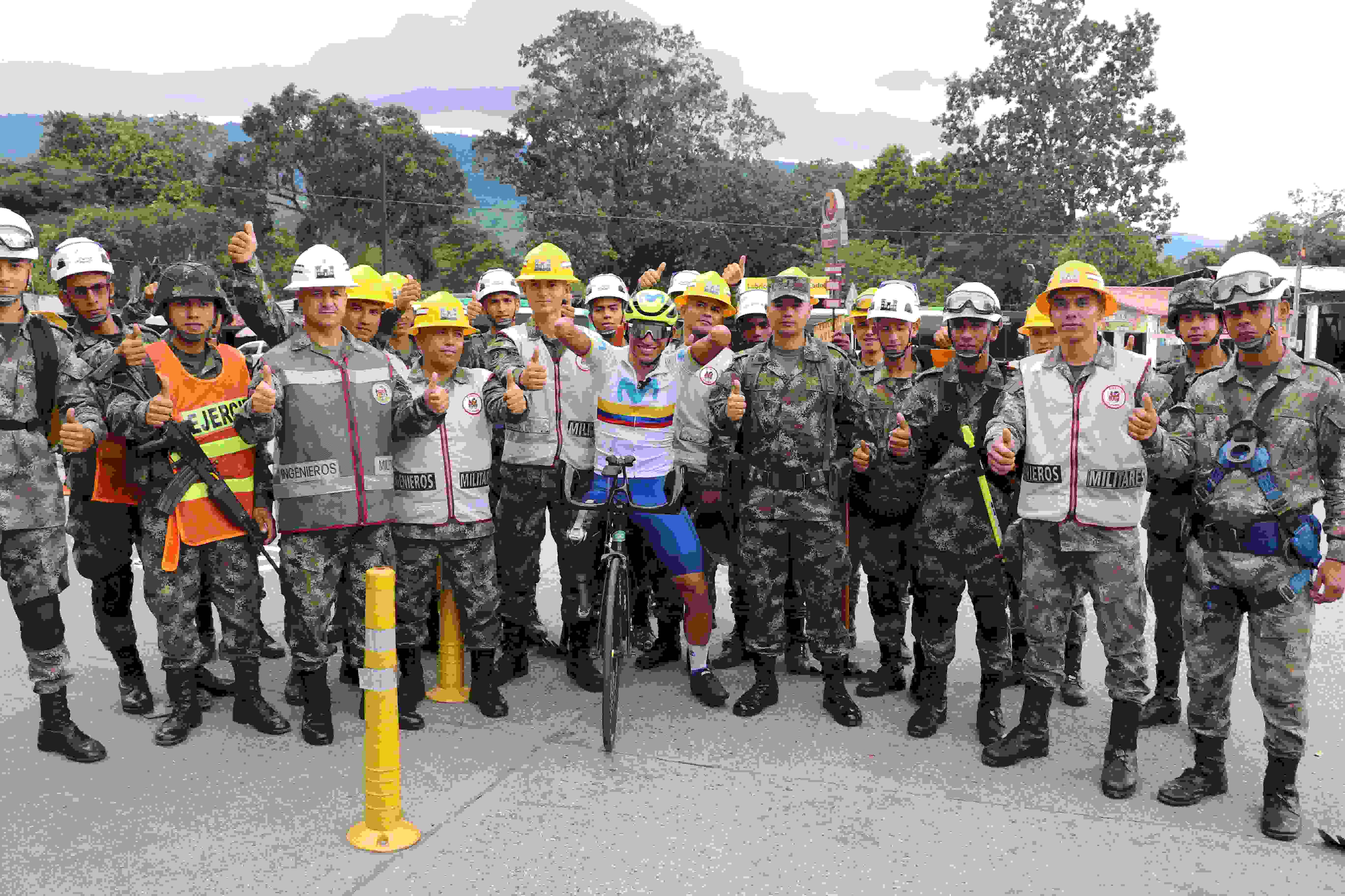 Soldados recibieron con orgullo a Mochoman, ciclista paralímpico que pedaleó desde Bogotá hasta Bucaramanga