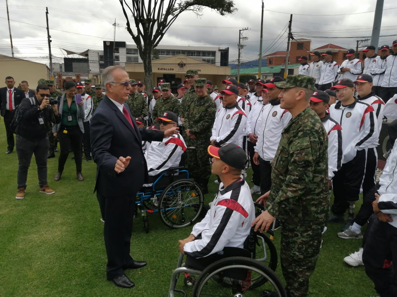 Ministro de Defensa y comandante del Ejército visitaron el Batallón de Sanidad
