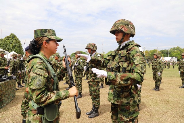 Jóvenes colombianos recibieron las Armas del Estado