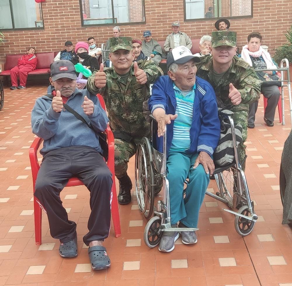 100 adultos mayores del Hogar Santo Domingo, recibieron a los soldados del Ejército Nacional