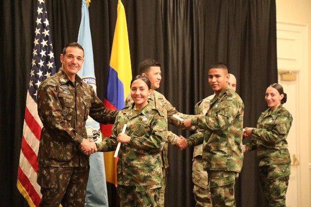 32 futuros cabos terceros fortalecieron sus capacidades en materia seguridad y defensa global en EE UU
