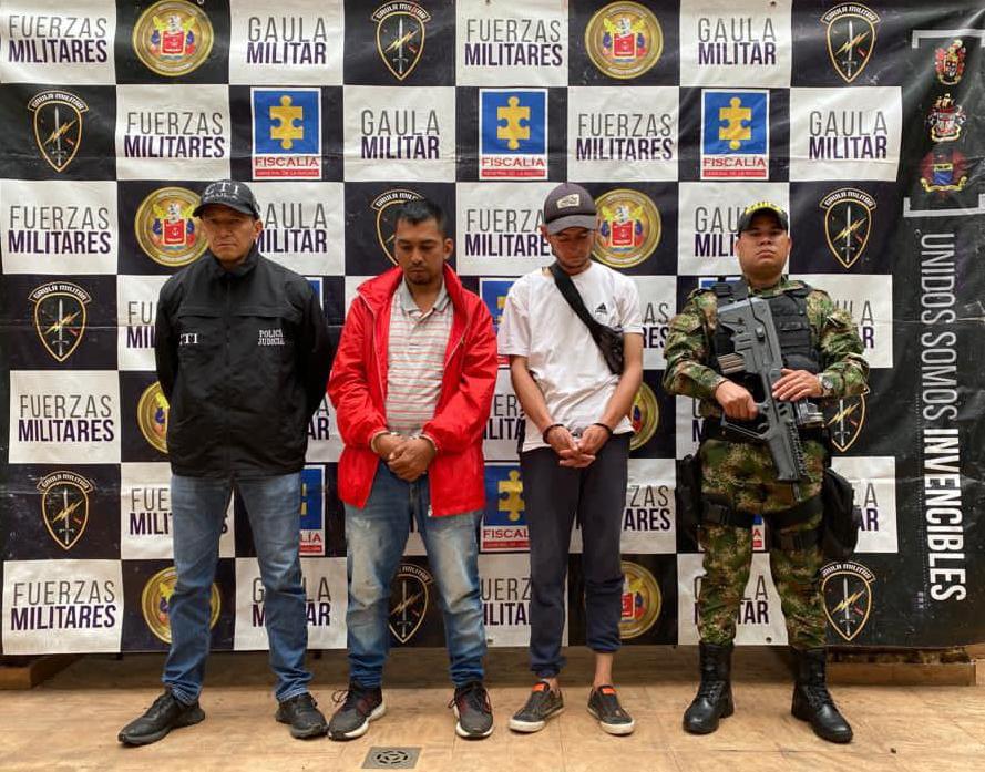Ejército Nacional captura a dos hombres cuando recibían 15 millones de pesos producto de una extorsión en Calima, Valle del Cauca