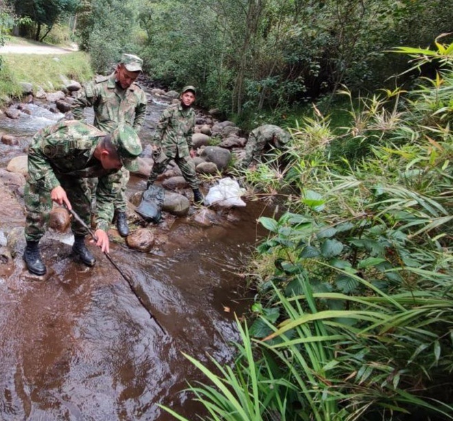 Ejército Nacional realizó jornadas ambientales de limpieza de ríos en Boyacá