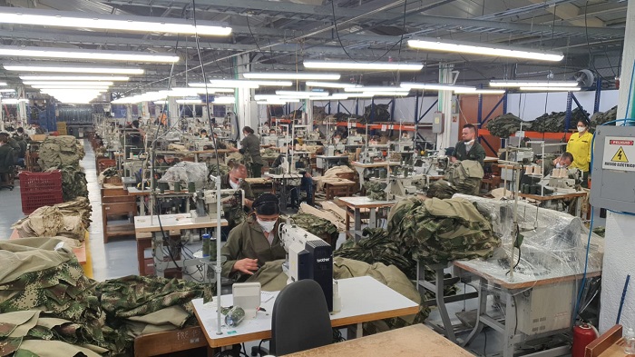 Las Juanas no paran en su labor de vestir al Ejército Nacional