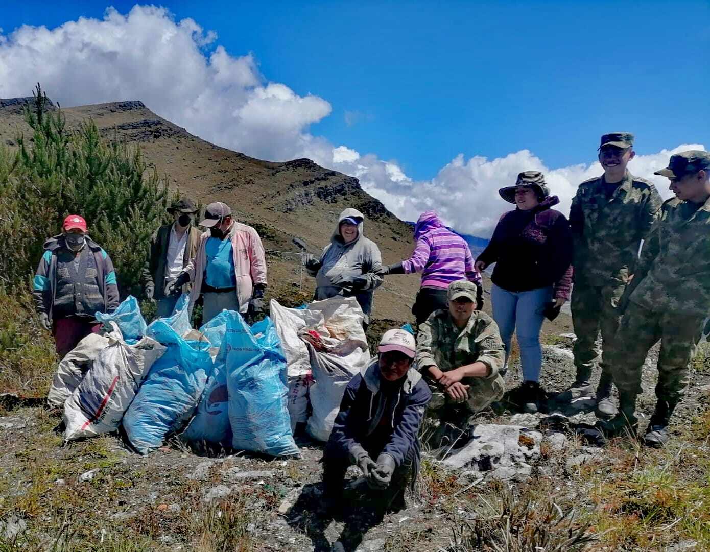 Ejército Nacional en el páramo de los Curies, apoyó jornada ambiental
