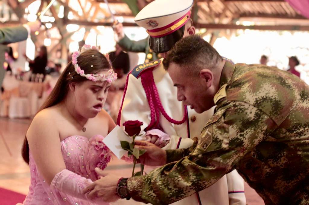Ejército Nacional cumplió el sueño de celebrar los quince años a 23 niñas de la zona rural de Cali