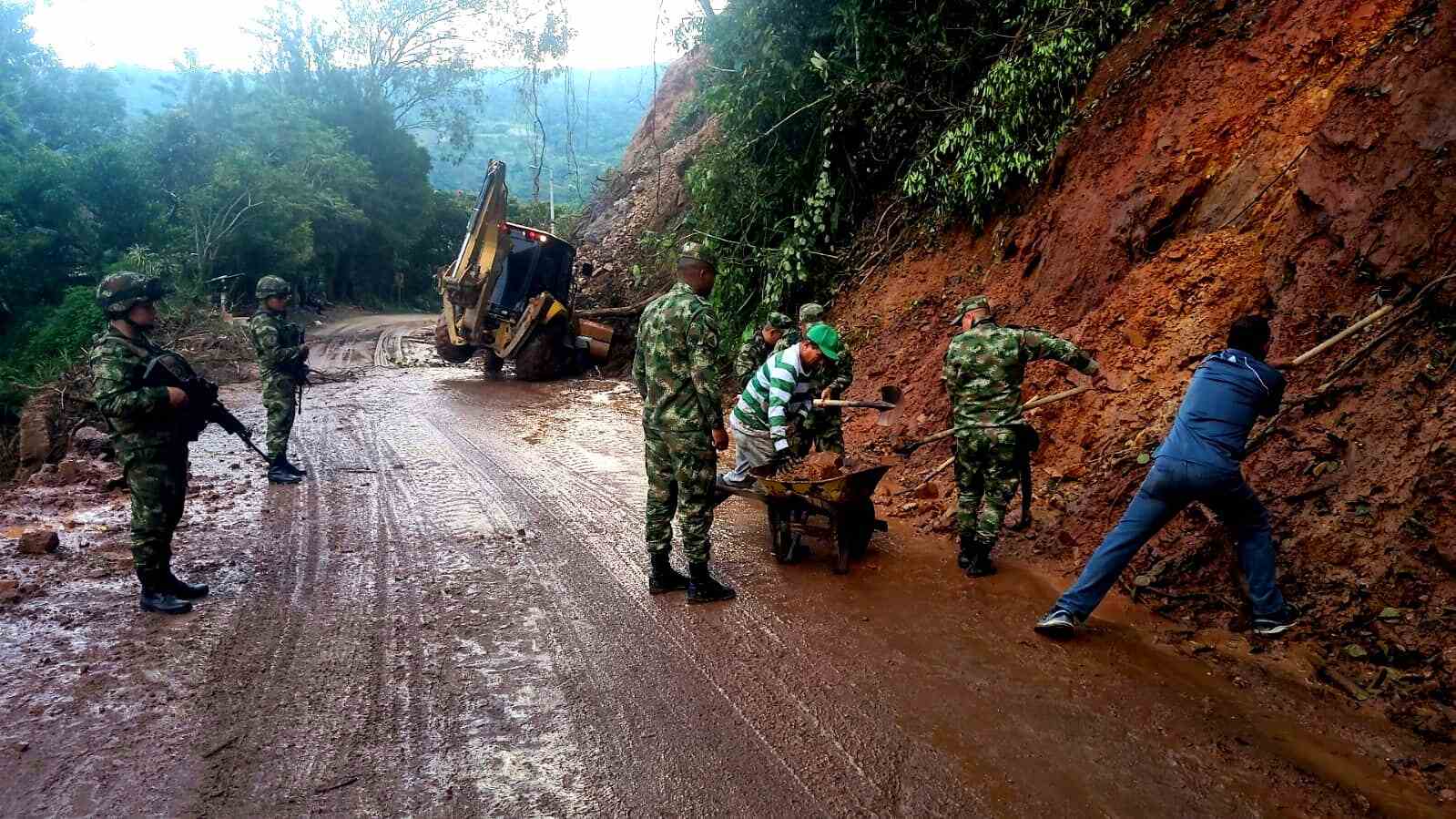 Soldados de la Trigésima Brigada adelantaron labores de remoción de escombros, para recobrar la movilidad en una vía de Bochalema, Norte de Santander