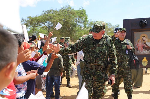 Comandantes de las Fuerzas Militares y Ejército Nacional, compartieron con la comunidad de Los Santos, Santander