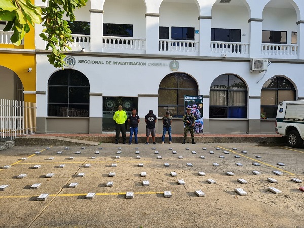 Ejército y Policía capturaron a tres sujetos con 80 kilos de clorhidrato de cocaína en Necoclí, Antioquia