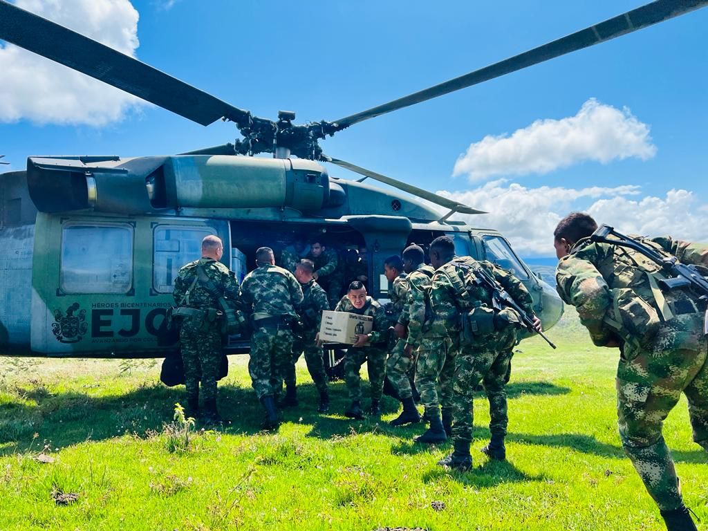 Soldados aviadores del Ejército trasladaron insumos médicos a municipios del sur del Cauca afectados por cierre de la vía Panamericana