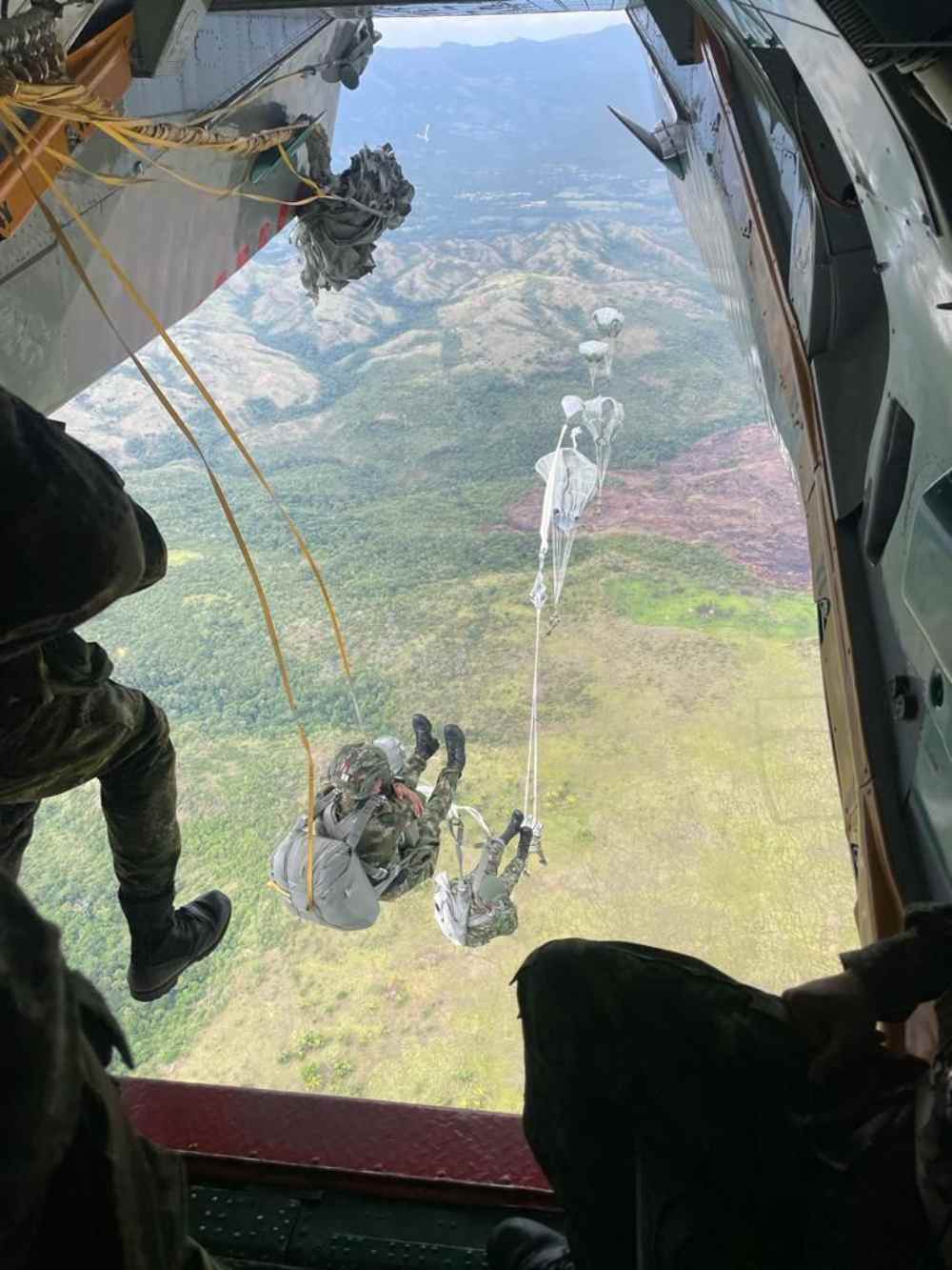 La Escuela de Paracaidismo reentrena al personal de Fuerzas Especiales